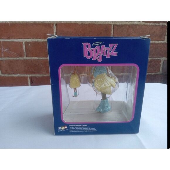 2005 BRATZ Hip Cloe  Holiday Christmas Tree Holiday Ornament Set Blond Hair - Picture 4 of 7